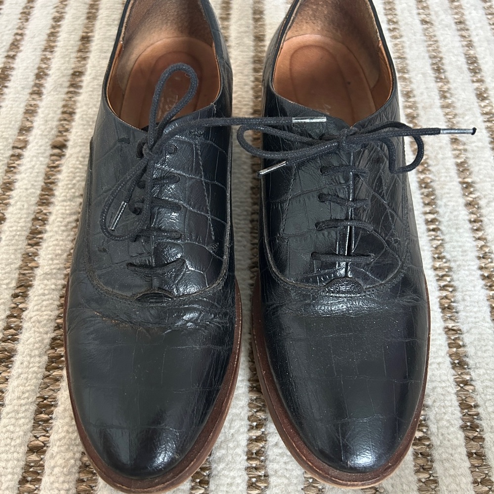 L'INTERVALLE Black and Brown Leather Flats with Classic Design